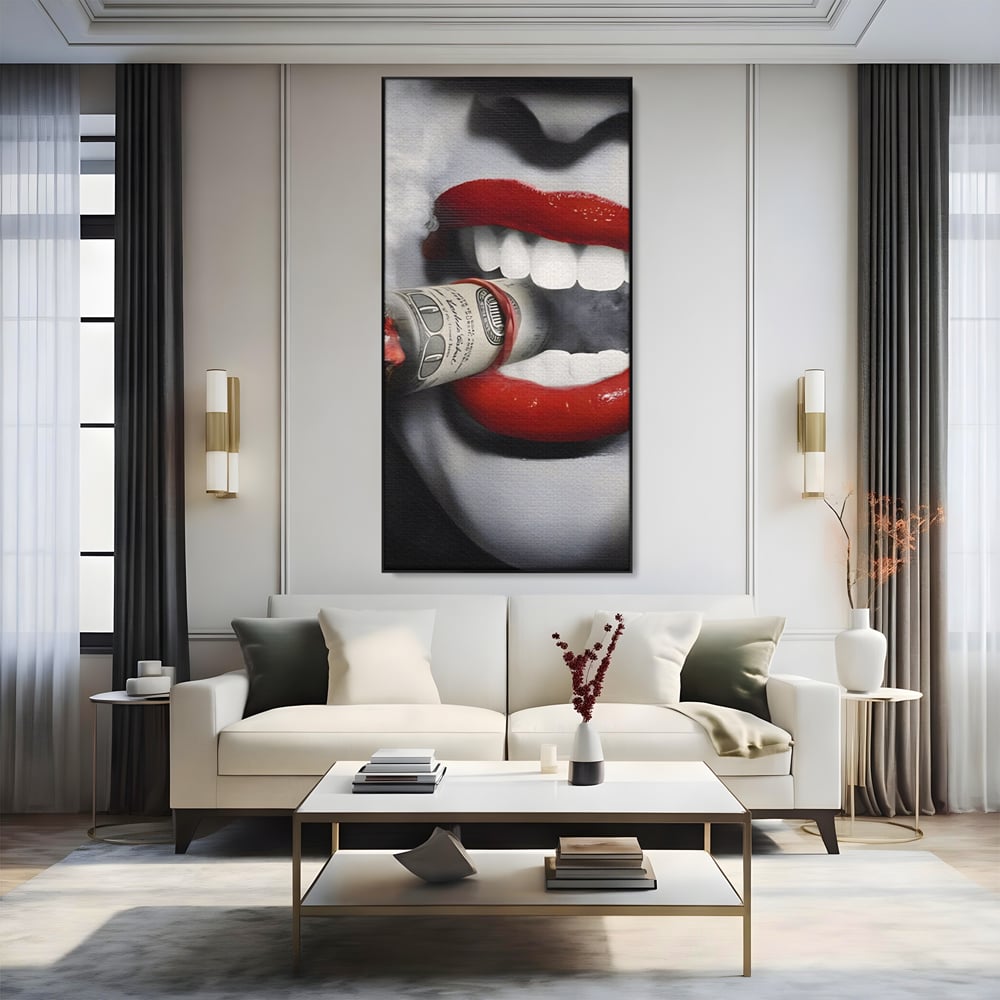 Tablou canvas cu tablou canvas cu buze rosii si bancnota, in rama de aluminiu negru, pe perete intr-un living
